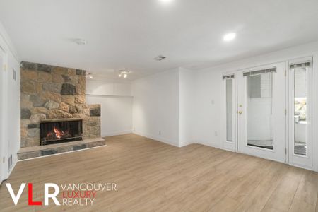 House in North Vancouver, BC - Photo 2