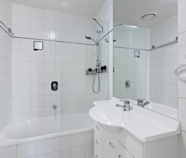 Spacious, Bright and Perfectly Positioned Apartment! - Photo 6