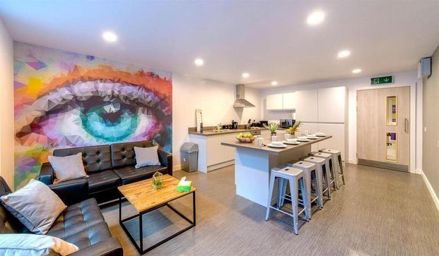 1 bedroom in a flat share to rent - Photo 1