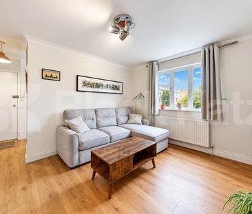 Flooded with natural light & boasting size, quality & location - Photo 3