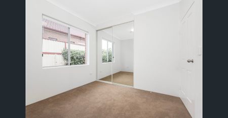 Modern 3-bedroom villa with courtyard & garage - Photo 2