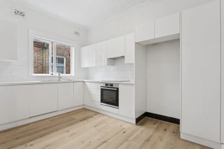 Renovated Beach Front One Bedroom Apartment with study/2nd bedroom - Photo 2