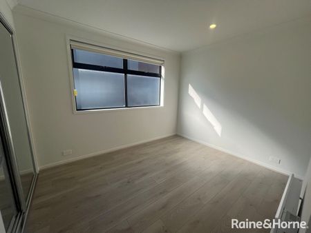 Modern 3 Bedroom plus study Townhouse! - Photo 3