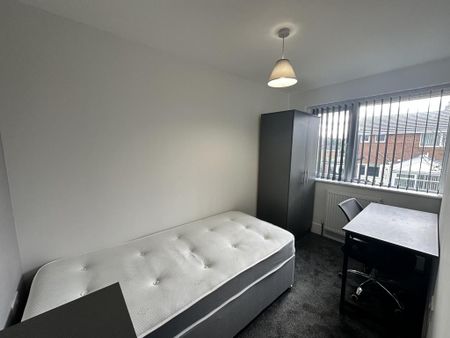 4 bedroom semi-detached house to rent - Photo 2