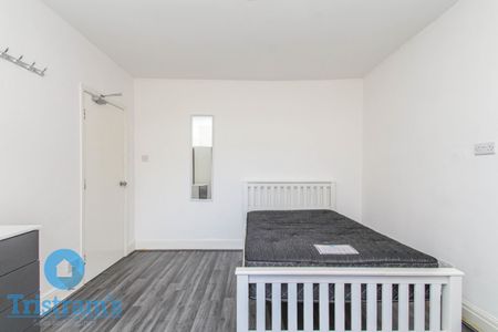 5 bed Semi-Detached House for Rent - Photo 2