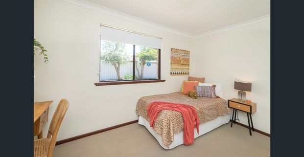 Comfortable, Versatile Family Living in a Quiet Parkside Street - Photo 1