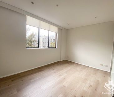 Quiet east facing and timber floor apartment - Photo 3