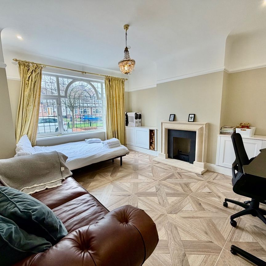 3 Bed Semi-Detached House, Clarendon Road, W5 - Photo 1