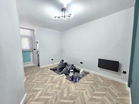 2 Bed Flat, Parish Lane, SE20 - Photo 2