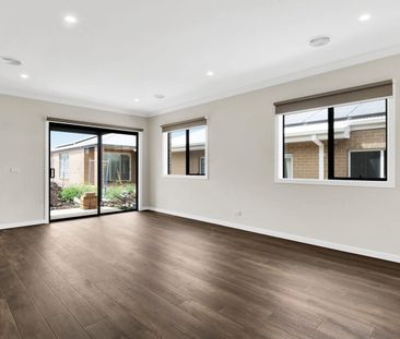 Close to Train Station-Modern 4-Bedroom Family Home - Photo 2