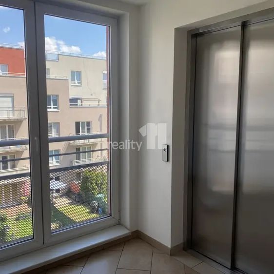 prostorný 2+kk s garážovým stáním - Photo 1