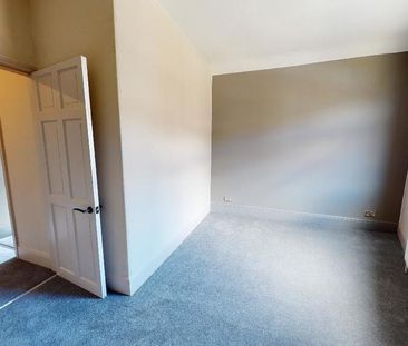 3 bedroom end of terrace house to rent - Photo 4