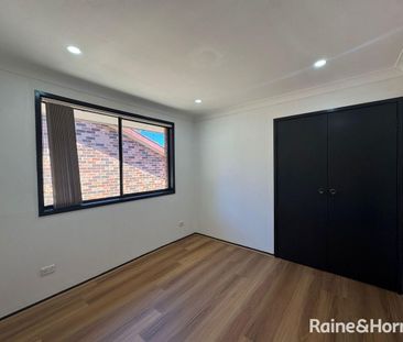 Charming Family Home in Heart of Minto! - Photo 2