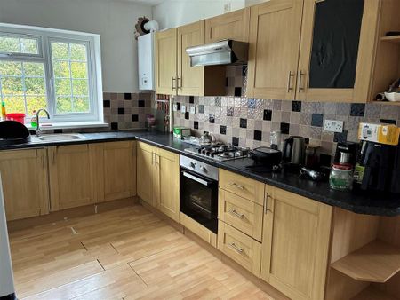 3 bedroom apartment to rent - Photo 4