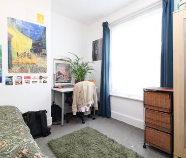 6 Bed Semi-Detached House, Oxford Road, SO14 - Photo 2