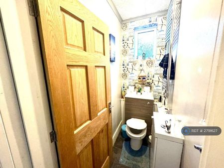 3 bedroom semi-detached house to rent - Photo 2