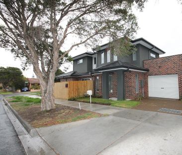COMING HOME - Photo 4