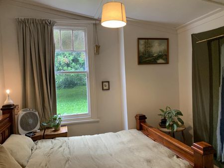 Lovely Character 2 bedroom flat available now - Photo 5