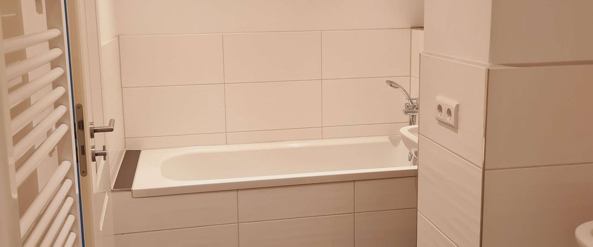 modern ausgebaut mit * Fußbodenheizung * Designbelag * Wanne+Dusche - sofort einziehen - Foto 1