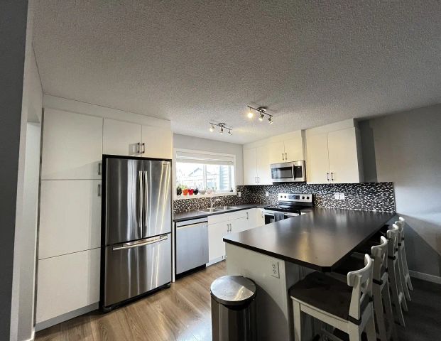 4.5 Bedroom Townhouse in Cochrane — 4 Bedrooms+ Den House - Photo 1