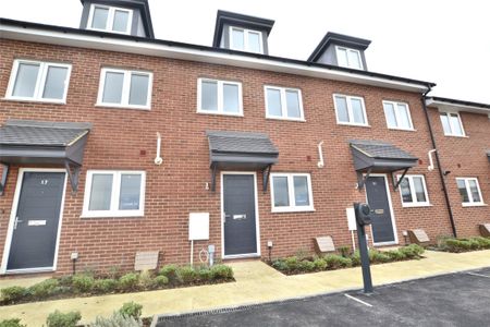 Rowan Way, Huntsgrove, Gloucester, GL2 - Photo 4