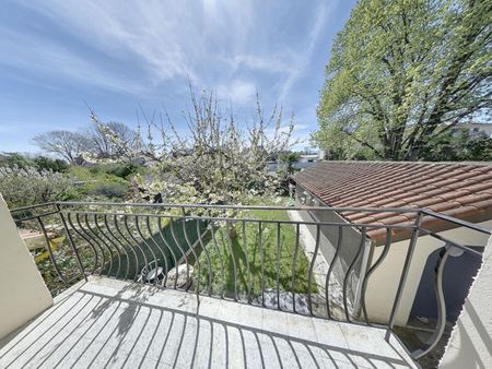 T4 à l'etage d'une maison avec balcon, cave et cour privative, - Photo 3