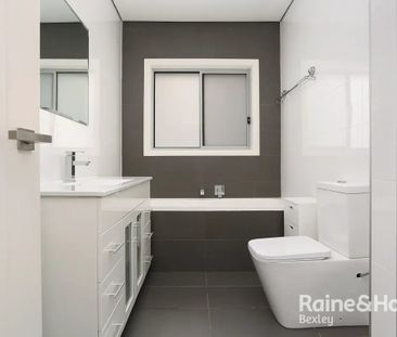 Stylish Inner-West Townhouse in Heart of Canterbury - Photo 2