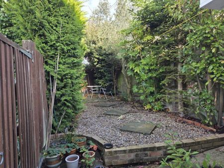 2 bedroom end of terrace house to rent - Photo 2