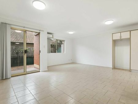 Spacious Two Storey Townhouse ! - Photo 2