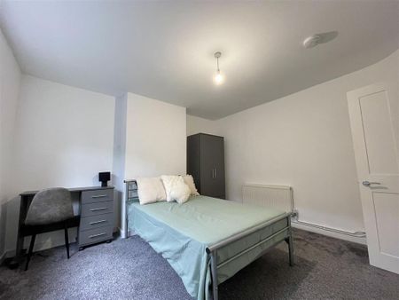 3 bedroom flat to rent - Photo 2