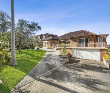 Grand Family Home with Water Views and Separate Home Office or Teen... - Photo 2