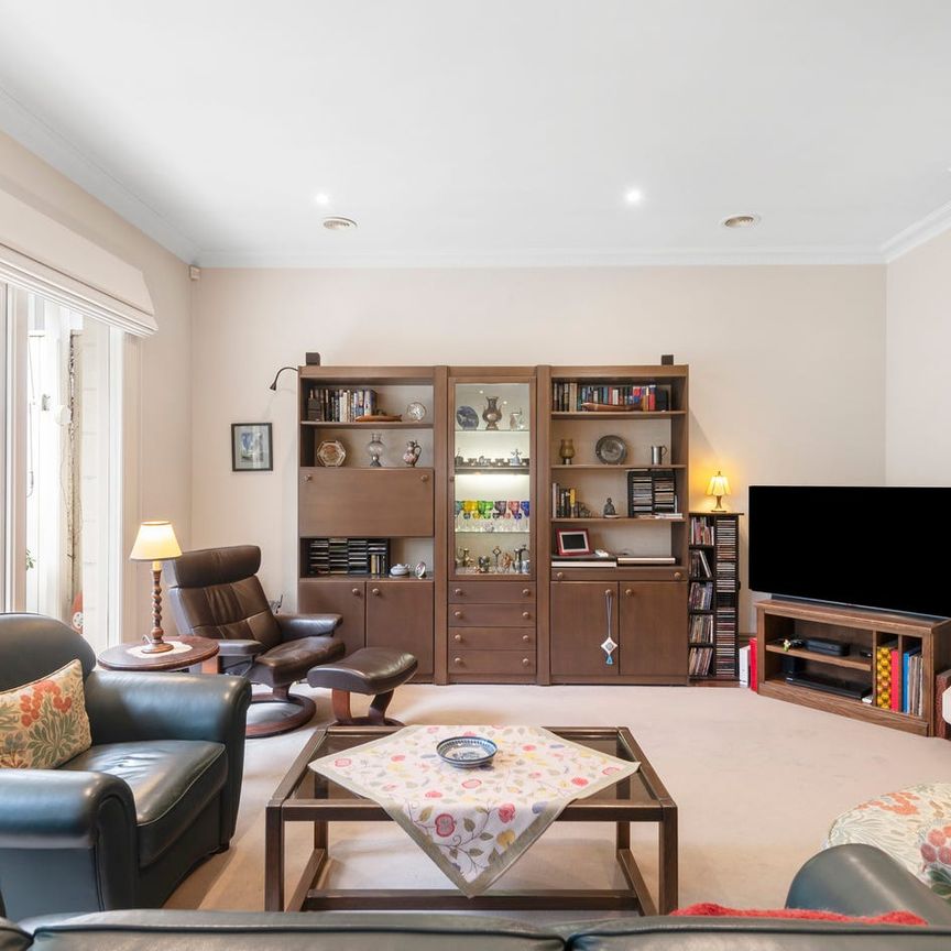 TIMELESS GRANDEUR IN BLUE-CHIP LOCALE - Photo 1