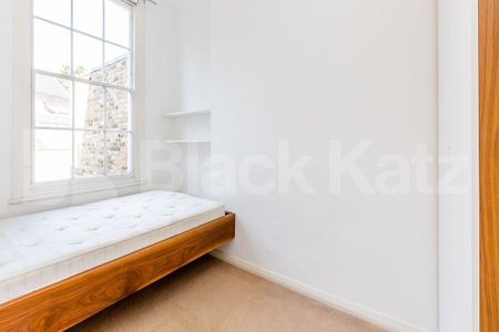 Located in Highbury is this lovely 1 bedroom split level property - Photo 3