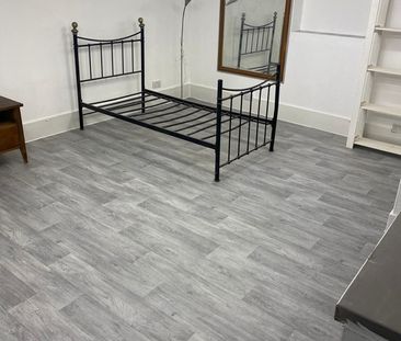 Room in a Shared Flat, High Street, CR0 - Photo 1