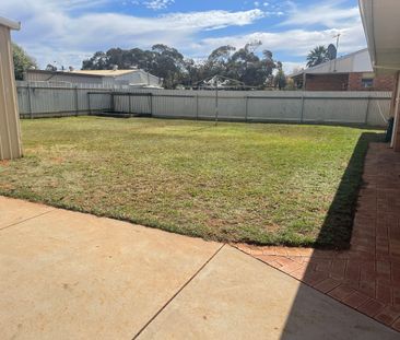 Huge property in quiet street. - Photo 1