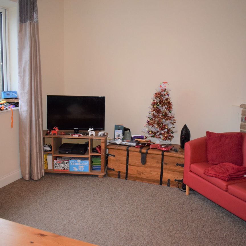 Double Room with Ensuite - Bath- Close to Hospital - Photo 1