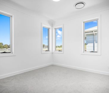 Brand New Luxurious Family Home! - Photo 2