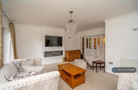 5 bedroom detached house to rent - Photo 4