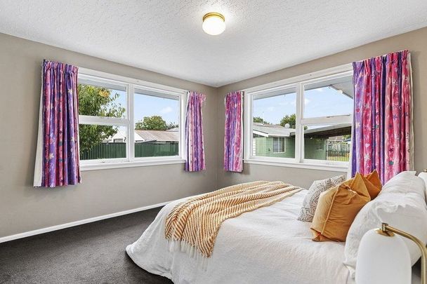 Charming 4BR Halswell Haven – Aircon & Garden - Photo 1