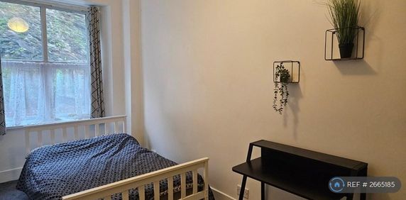 1 bedroom in a house share to rent - Photo 2