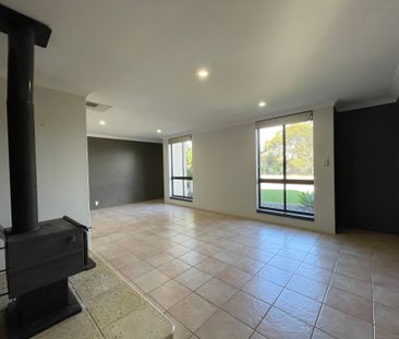 Spacious family living with poolside paradise! - Photo 2