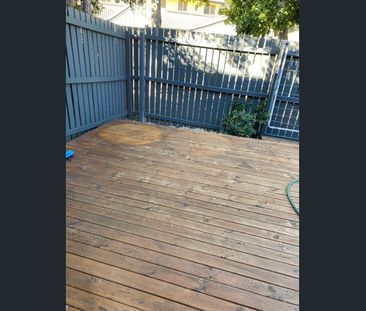 Amazing location - Walk to Westfield! - Photo 2