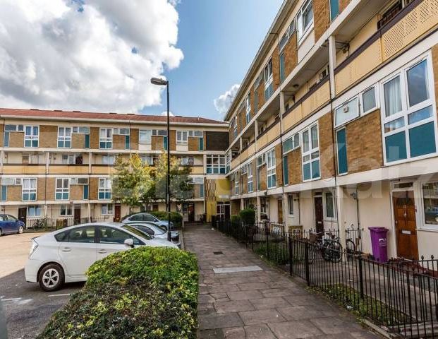 4 bedroom split over two floors with large double bedrooms and a garden - Photo 1