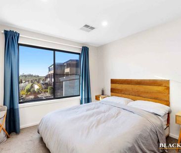 BRIGHT & SUNNY THREE BEDROOM IN 'THE RESERVE' - Photo 1