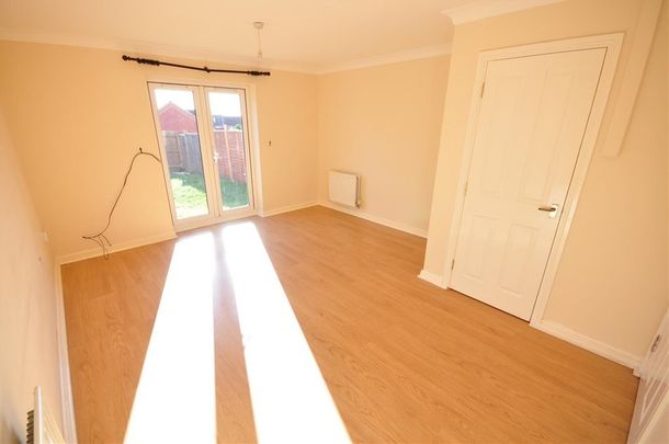 4 Bed Terraced House, Murray Close, NG5 - Photo 1