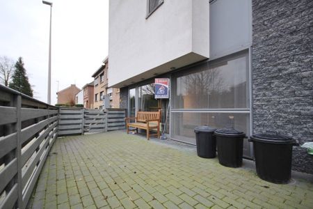 Gelijkvloers appartement met 2 slaapkamers, ruim terras en afgesloten garagebox - Photo 3