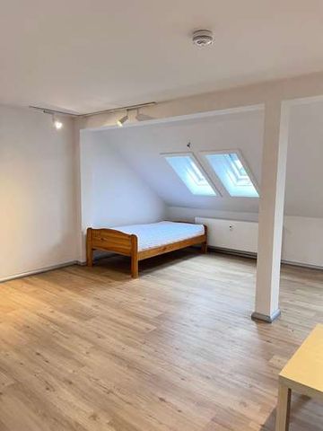 Charmante 1,5-Zimmer-Dachgeschosswohnung mit Einbauküche in Chemnitz-Sonnenberg - Photo 2