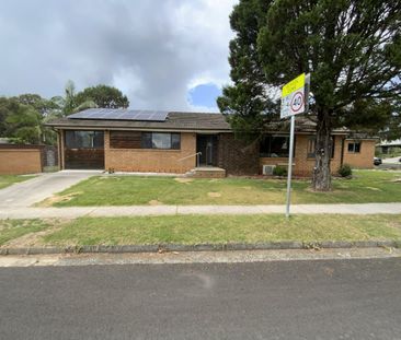Modern Family Home in Bradbury, NSW - Spacious and Comfortable - Photo 2