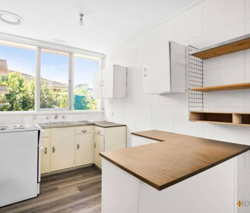 FRESHLY PAINTED THROUGHOUT l BRAND NEW CARPET THROUGHOUT l LARGE PR... - Photo 4