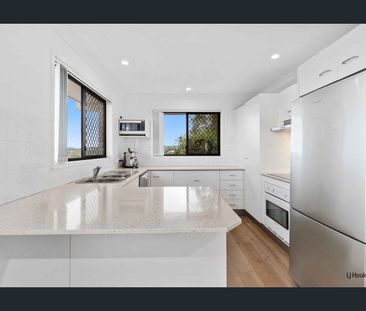 SPACIOUS THREE BEDROOM DUPLEX IN PEACEFUL ELEVATED LOCATION - Photo 5